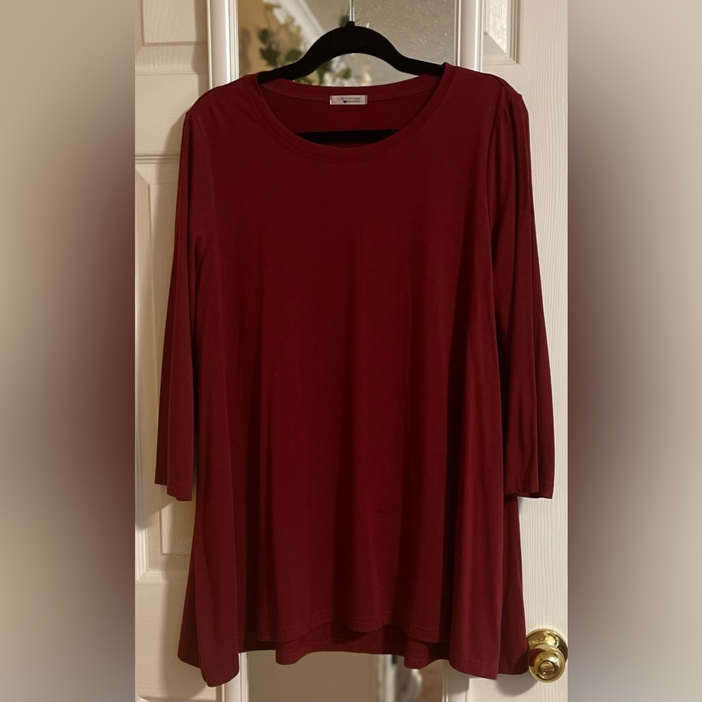 Mountain Mamas Tunic Top, 3/4 Sleeves. Burgundy. Excellent Used Condition.